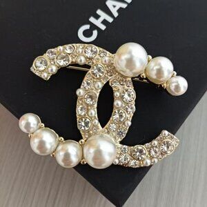 Chanel Classic Large Pearl Brooch